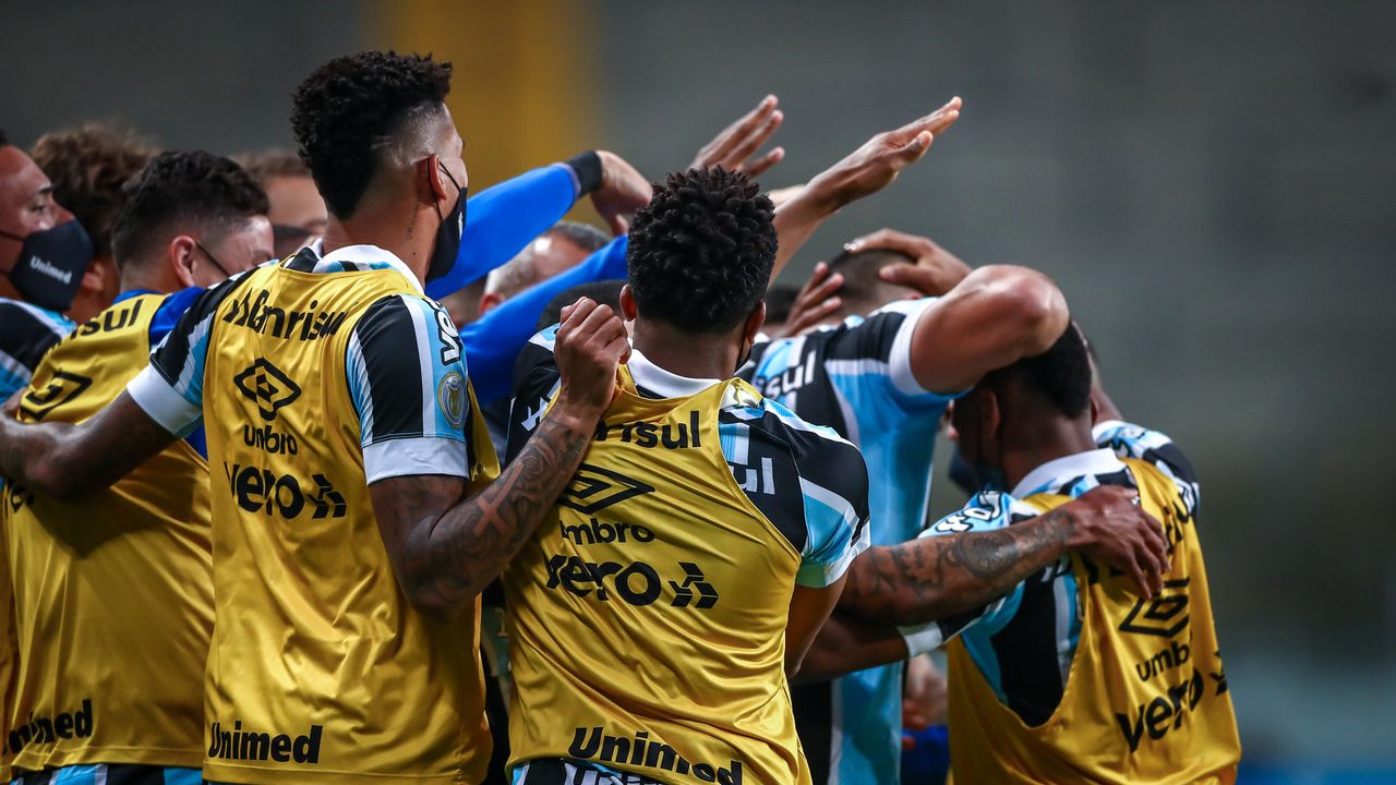 Jogadores do Grêmio comemoram gol