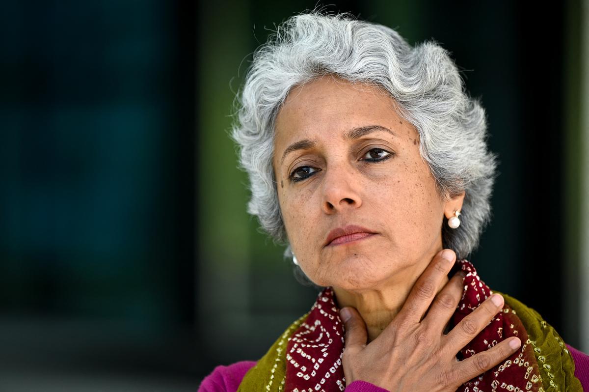 Soumya olha para frente e parece estar séria