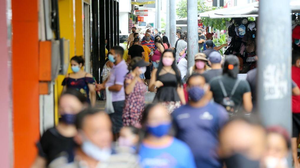 Pessoas circulando de máscara de proteção facial no Centro de Fortaleza