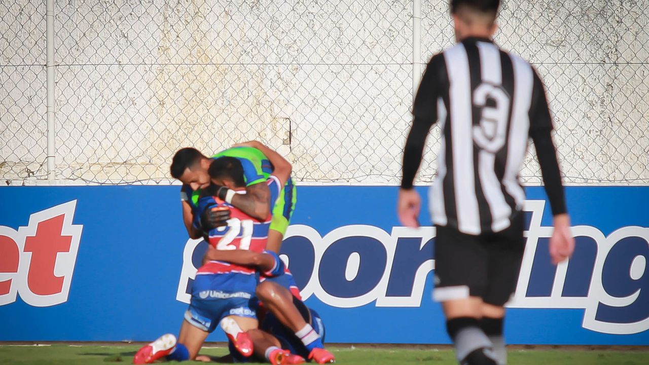 Jogadores do Fortaleza comemoram gol contra o Ceará