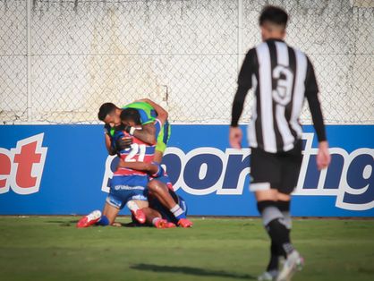 Jogadores do Fortaleza comemoram gol contra o Ceará