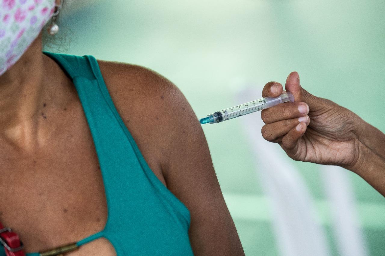 Mulher sendo vacinada contra a Covid-19