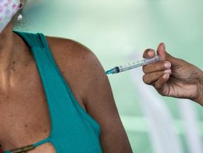 Mulher sendo vacinada contra a Covid-19