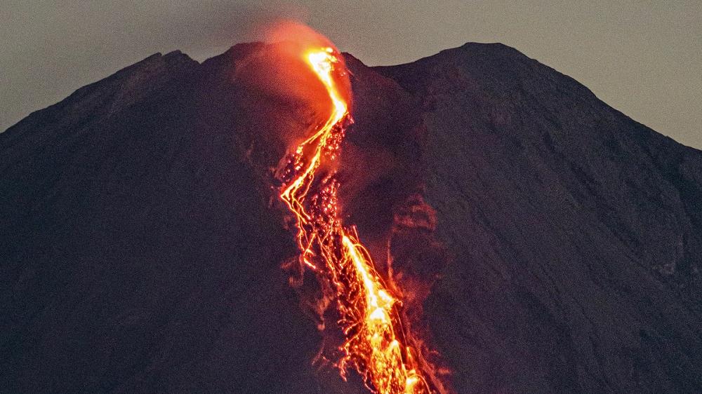 vulcão em erupção na Indonésia