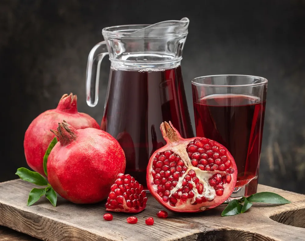 O sabor da romã é moderadamente ácido e doce. Em 100 gramas da parte comestível da fruta, o valor energético gira em torno de 56 kcal.