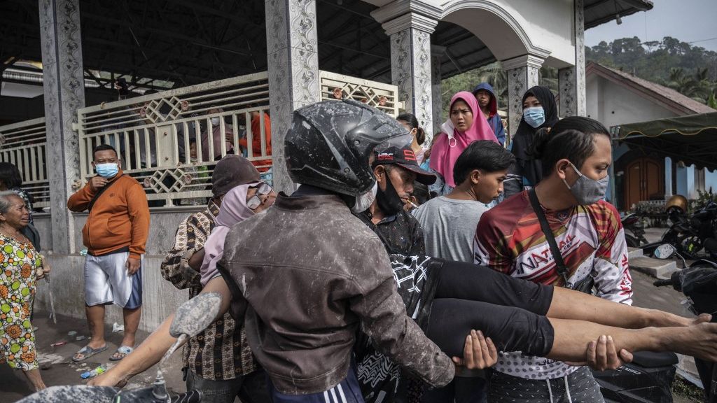 Resgate de civis na Indonésia após erupção vulcânica que causou a morte de, pelo menos, 13 pessoas