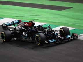 Hamilton comemora vitória na Fórmula 1