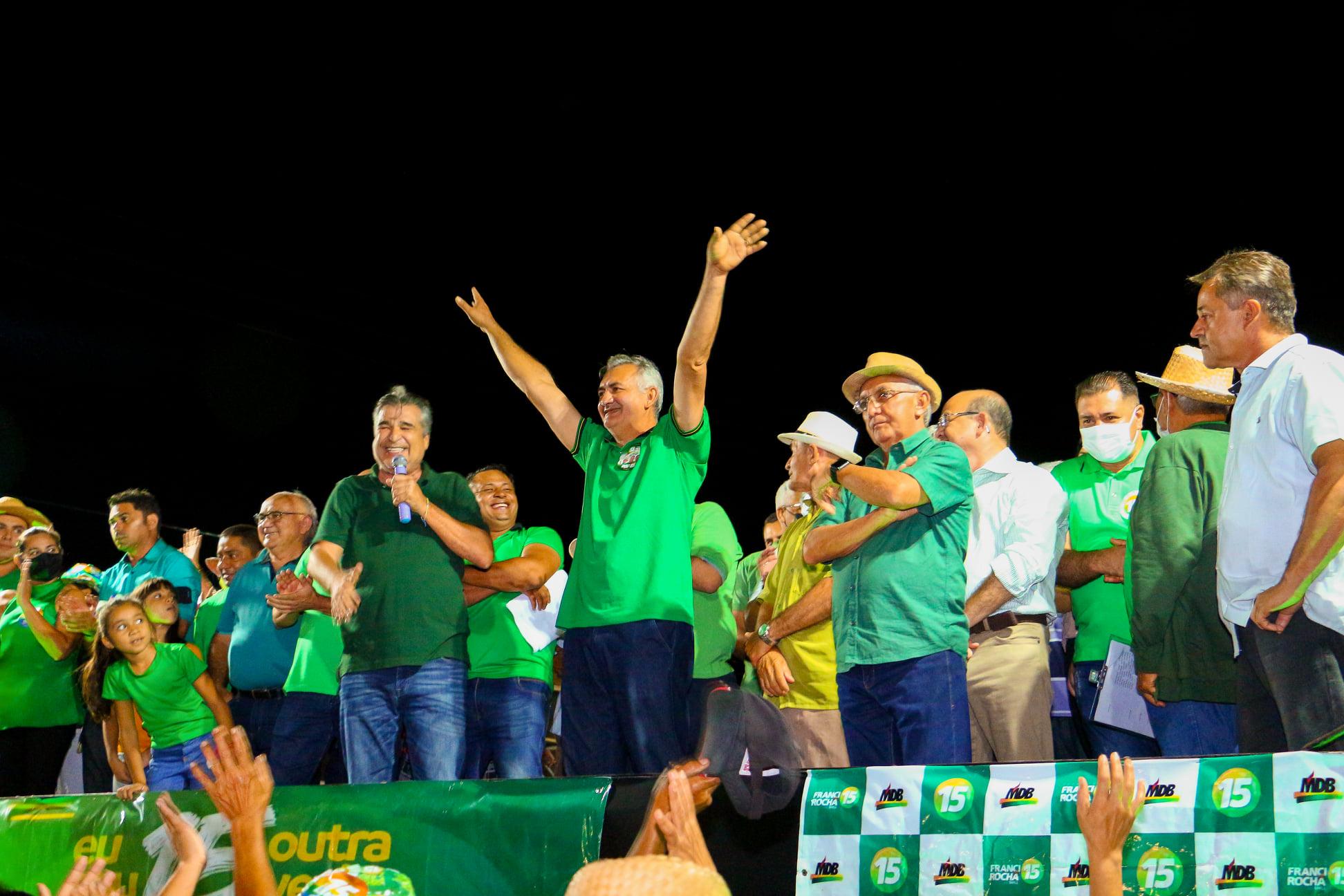 Franci em cima de um trio elétrico