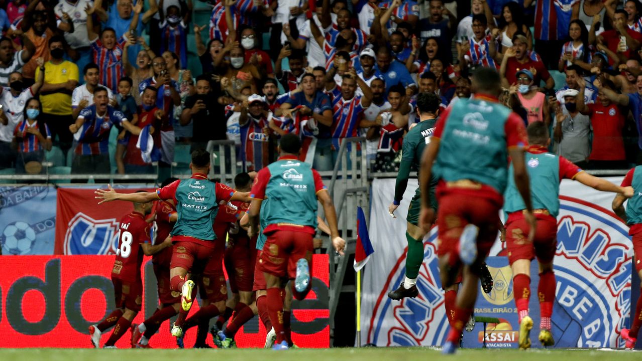 Jogadores do Bahia comemoram gol na Arena Fonte Nova