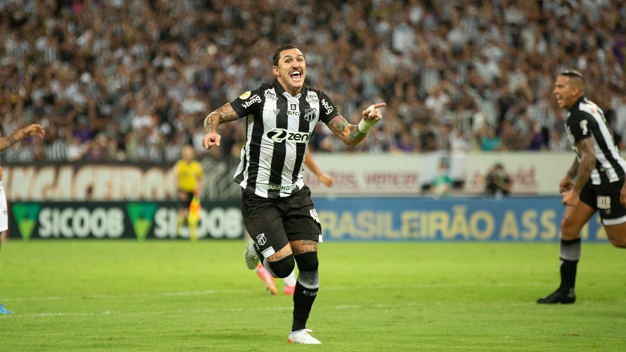 Vina comemora gol contra o Corinthians na Série A