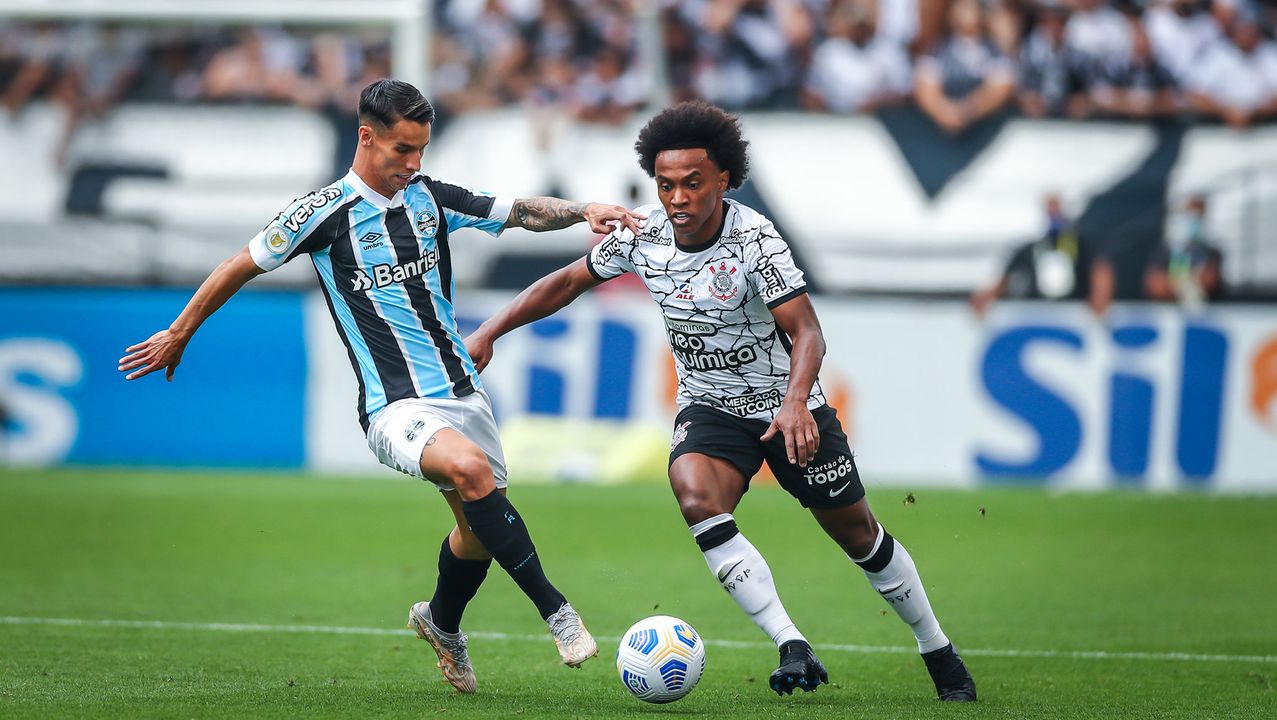 Ferreirinha e Willian disputam bola em Corinthians x Grêmio, na Neo Química Arena, neste domingo (5)