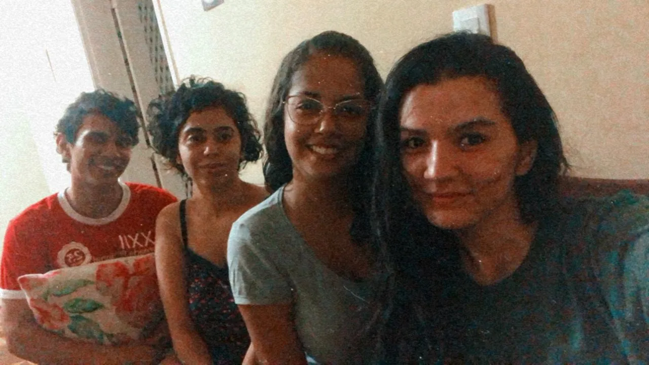 João Victor compartilha casa com outras três mulheres
