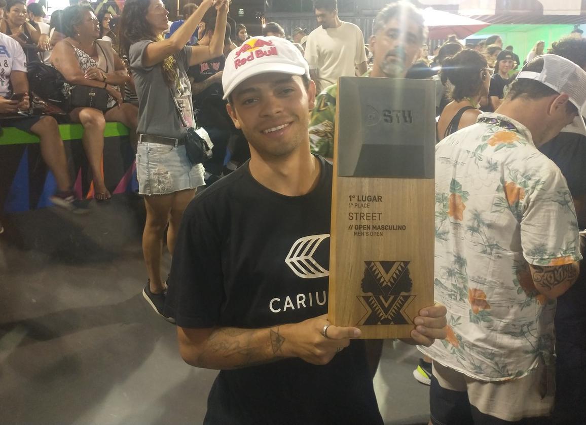 Lucas Rabelo com o troféu do STU Open Rio 2021