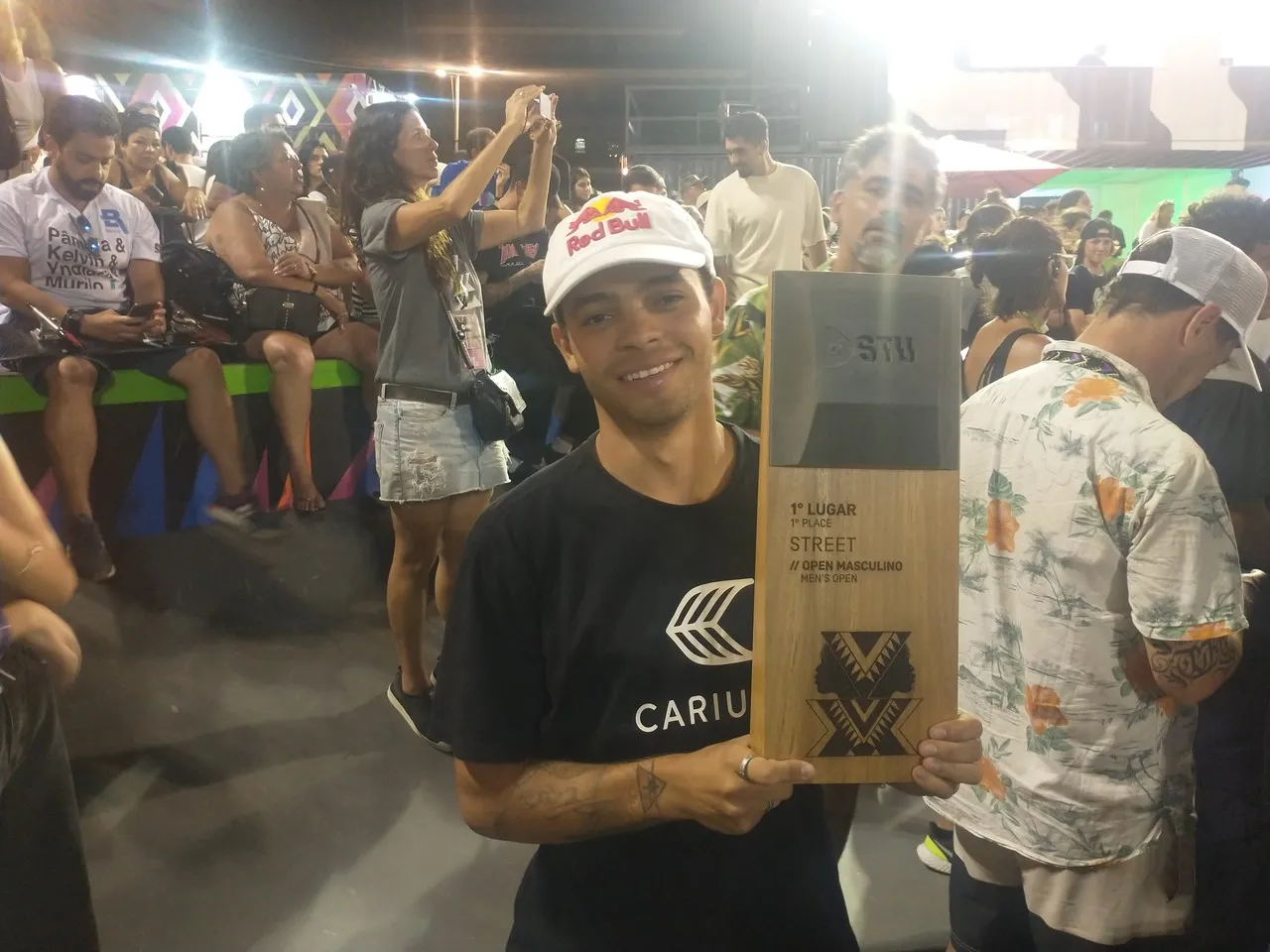 Rabelo mostra troféu do título no Oi STU Open Rio 2021