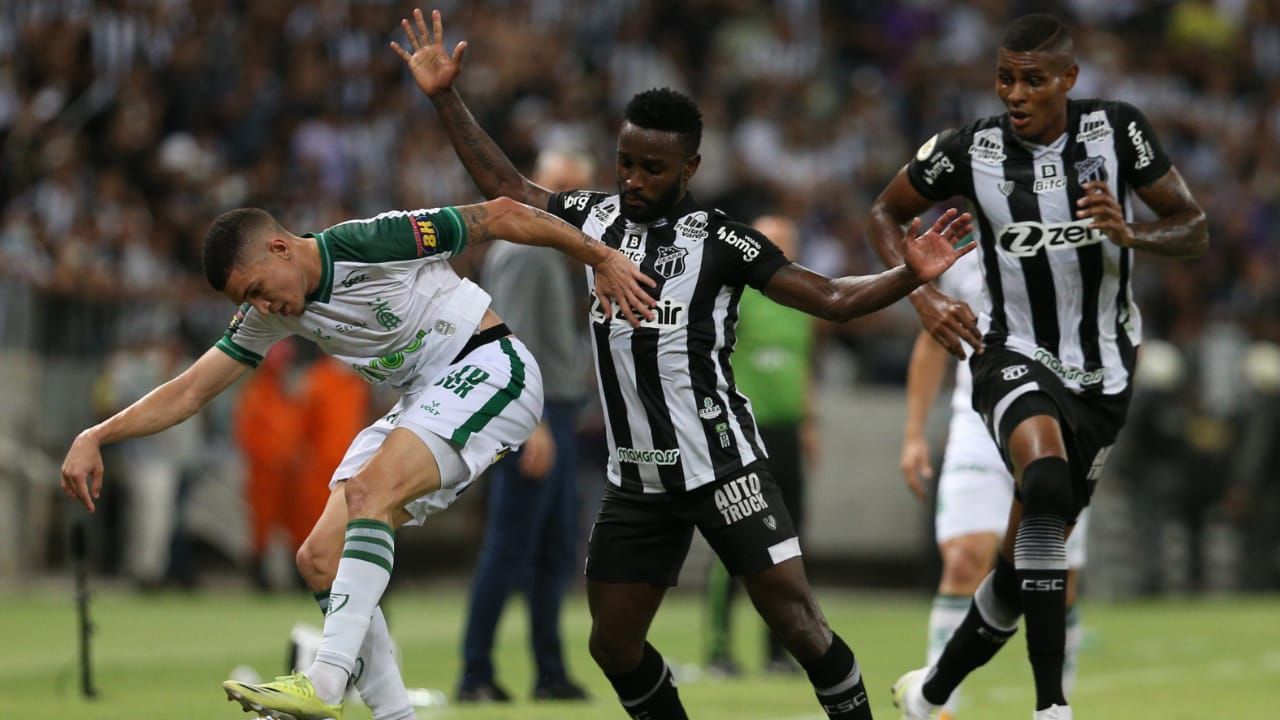 Atletas de Ceará e América-MG disputam bola