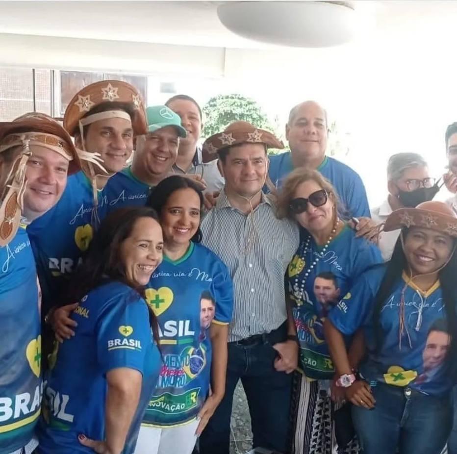 Sergio Moro possa com chapéu de cangaceiro ao lado de apoiadores no Recife