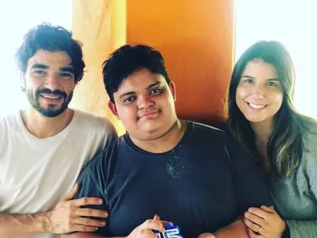 Caio ao lado do filho e da ex-esposa