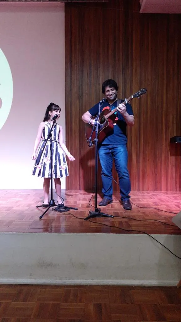 Aluna Alícia Gutiérrez canta em parceria com o pai Davi Rocha.