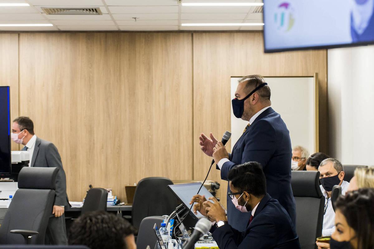 A imagem mostra o advogado de defesa de Mauro Hoffmann, Bruno Seligman de Menezes, argumentando em júri.