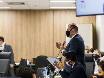 A imagem mostra o advogado de defesa de Mauro Hoffmann, Bruno Seligman de Menezes, argumentando em júri.