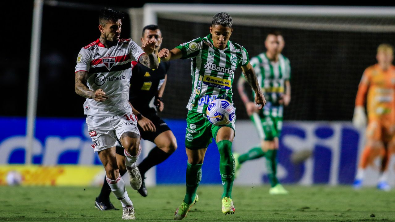 Liziero e Sorriso disputam bola no Morumbi, em São Paulo (SP), em duelo válido pela 37ª rodada da Série A do Campeonato Brasileiro
