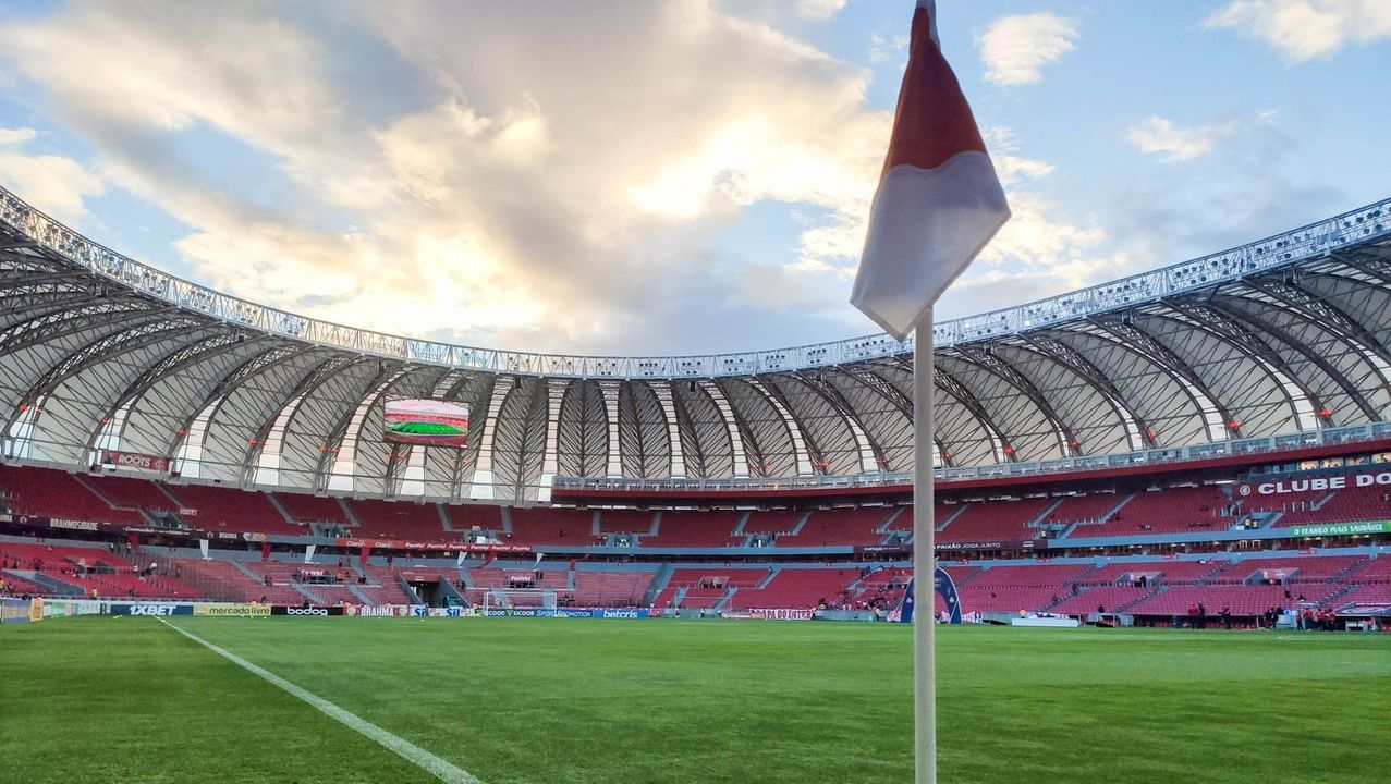 Imagem em plano detalhe da bandeirinha do estádio do Beira-Rio