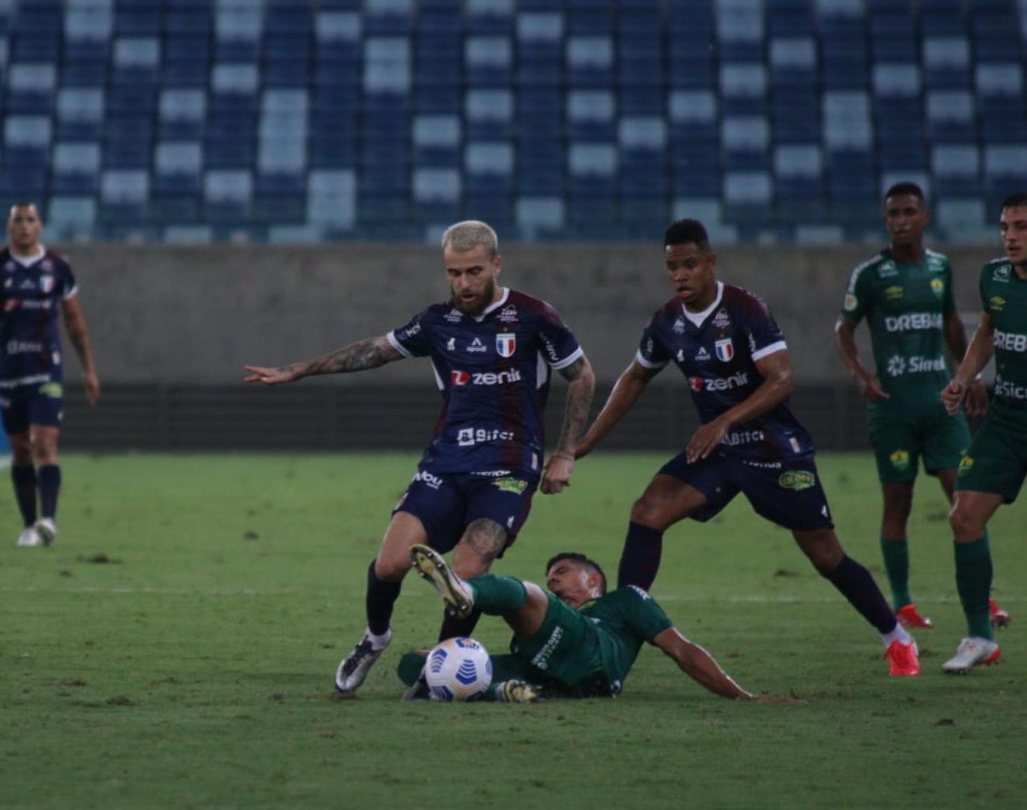 Lucas Lima em ação pelo Fortaleza contra o Cuiabá