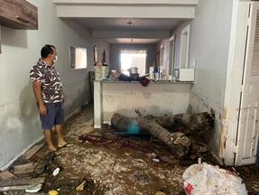 Homem avalia estragos causados pela chuva que invadiu sua casa em Tianguá