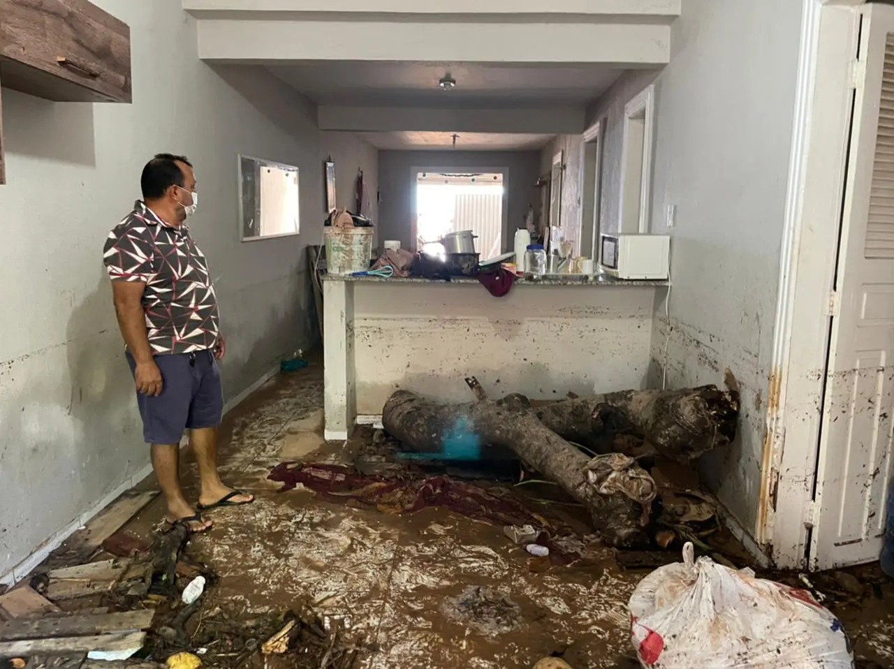 Homem avalia estragos causados pela chuva que invadiu sua casa em Tianguá