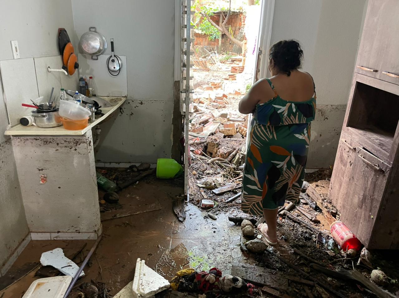 Mulher observa estragos feitos pela chuva, que invadiu sua casa em Tianguá