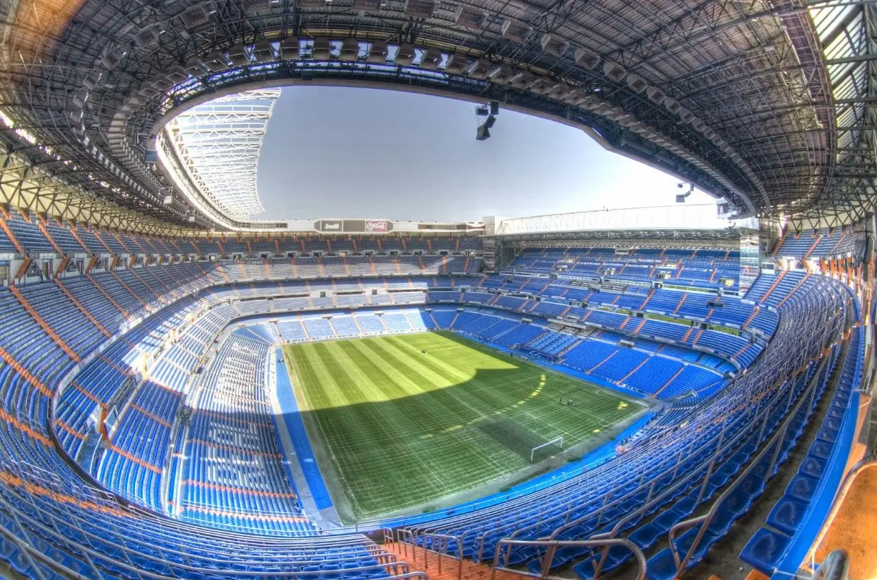 Imagem aberta do estádio Santiago Bernabéu