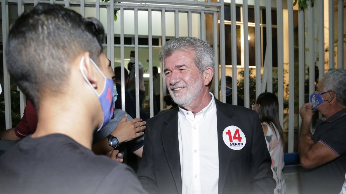 Ex-prefeito de Juazeiro do Norte Arnon Bezerra (PTB) cumprimenta eleitor; ele é investigado pela Polícia Federal