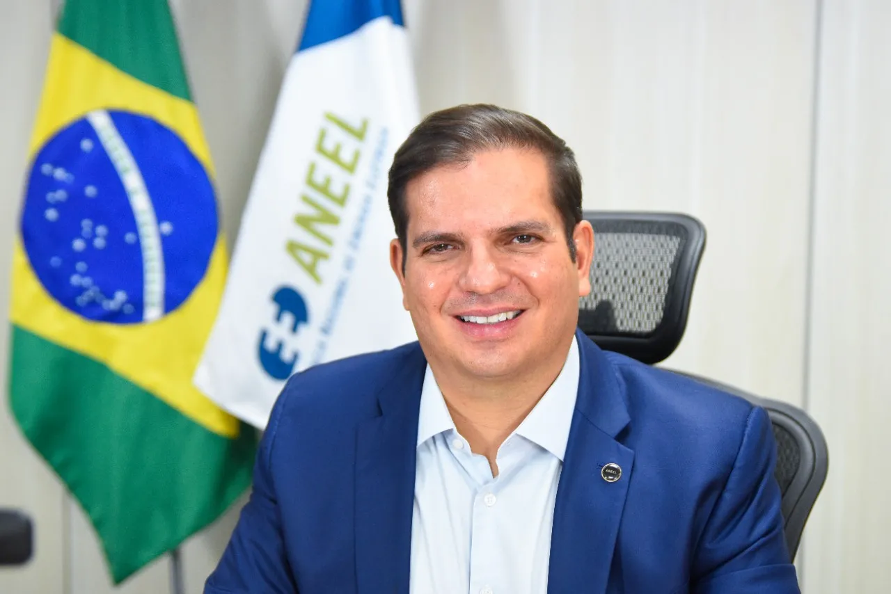 O diretor-geral da Aneel explicou que a bandeira vermelha, aplicada até abril de 2022, serve para compensar os gastos com diesel e gás natural usado nas usinas térmicas durante a crise hídrica