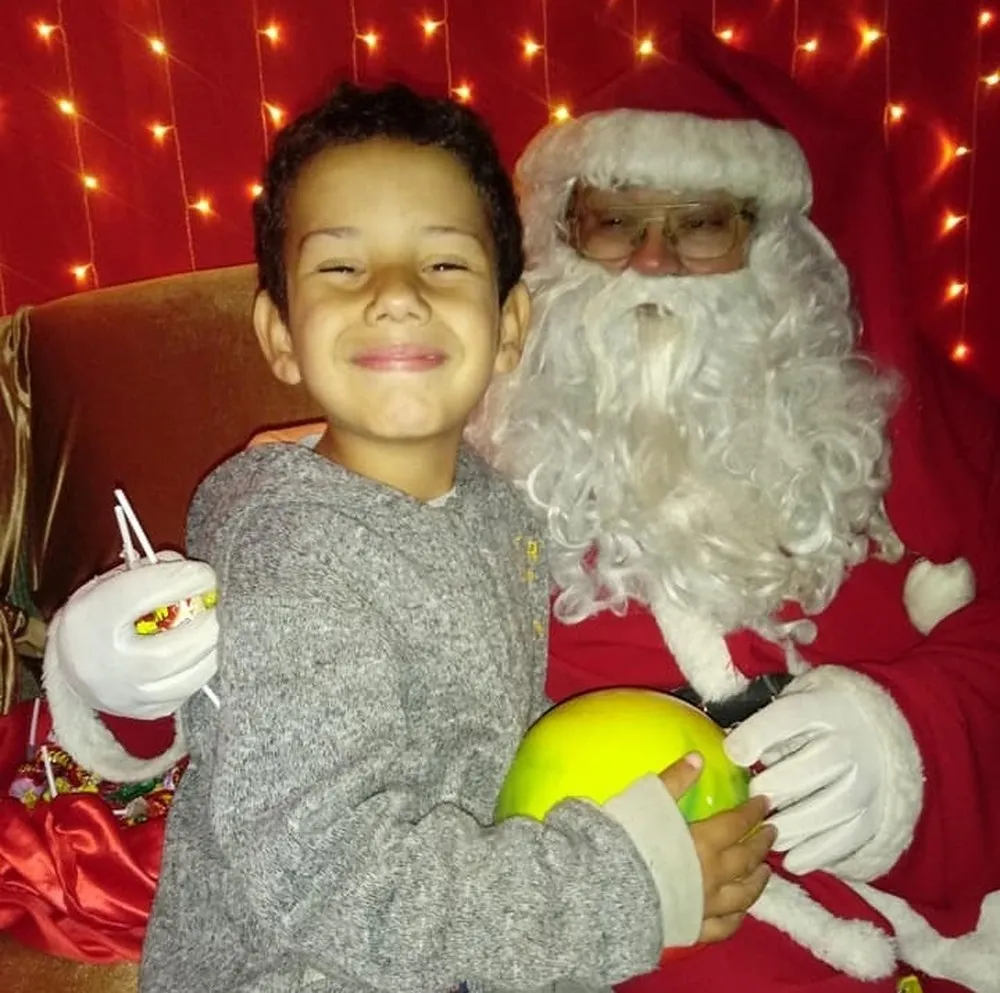 Hector com o Papai Noel no Natal de 2019