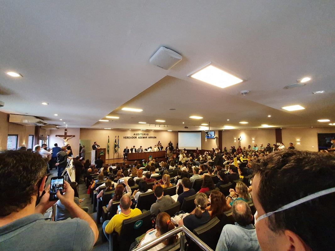 Auditório da Câmara Municipal de Fortaleza durante audiência pública sobre passaporte da vacina