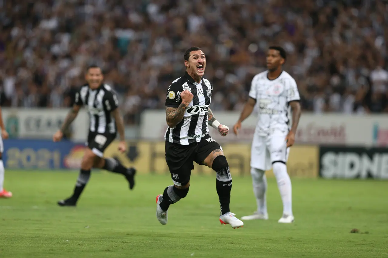 Meia Vina comemora gol do Ceará