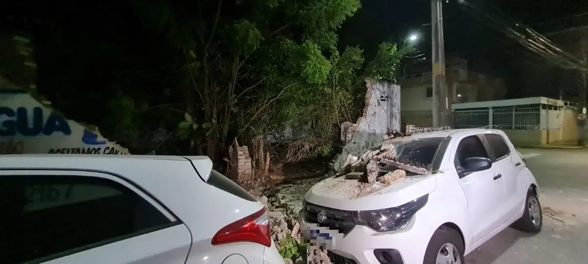 destroços de muro caído sobre carro em fortaleza