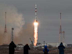 Nave Soyuz decola da Rússia levado bilionário japonês Yusaku Maezawa ao espaço