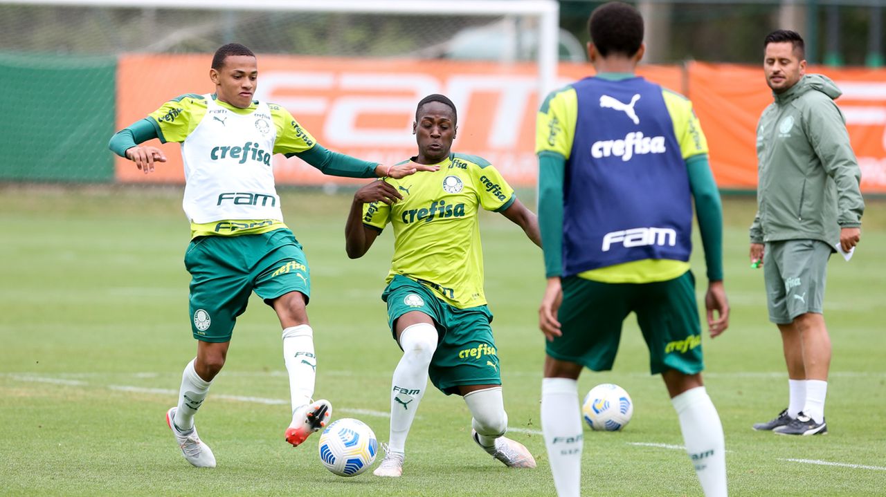 Atletas do Palmeiras disputam bola em treino