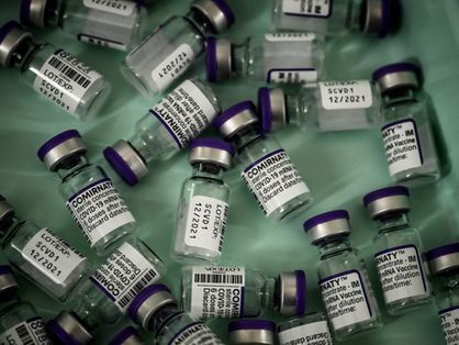 Frascos vazios da vacina contra Covid-19 desenvolvida pela Pfizer