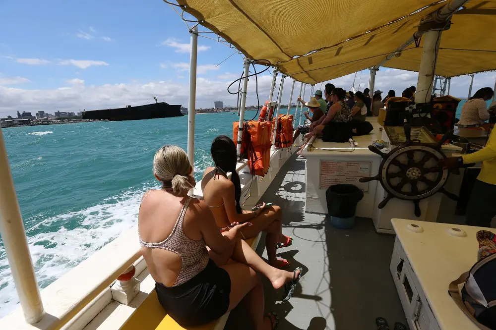 Os passeios de barco geralmente partem da Praia do Mucuripe, saindo em ordem alternada nos dias da semana