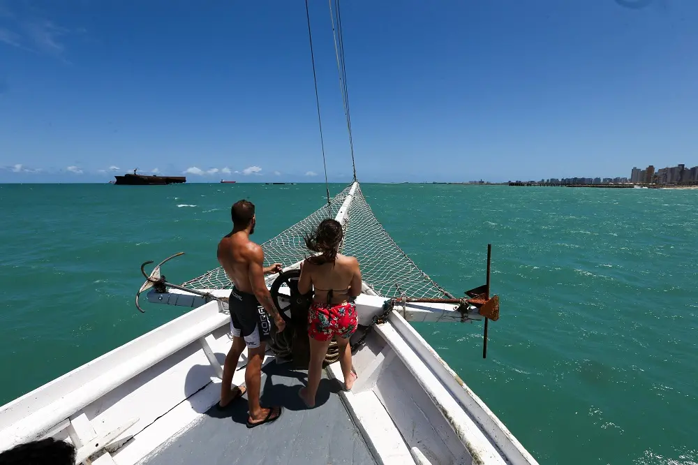 Os passeios de barco geralmente partem da Praia do Mucuripe, saindo em ordem alternada nos dias da semana