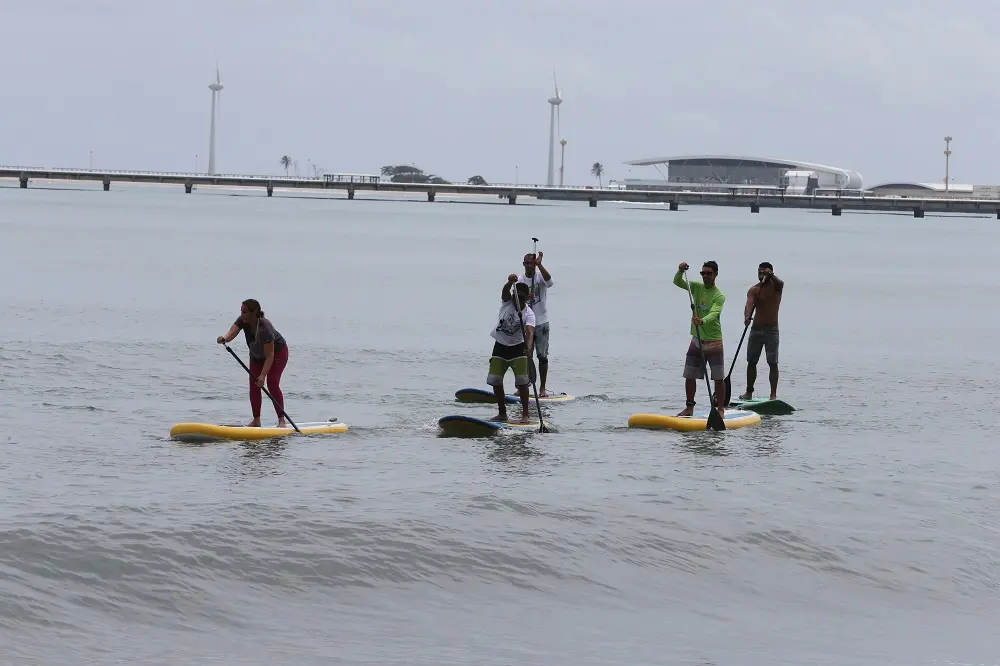 Conhecida como Sup, a prática tem inspiração em antigas pranchas de madeira havaianas, sendo uma modalidade diferente do surfe tradicional