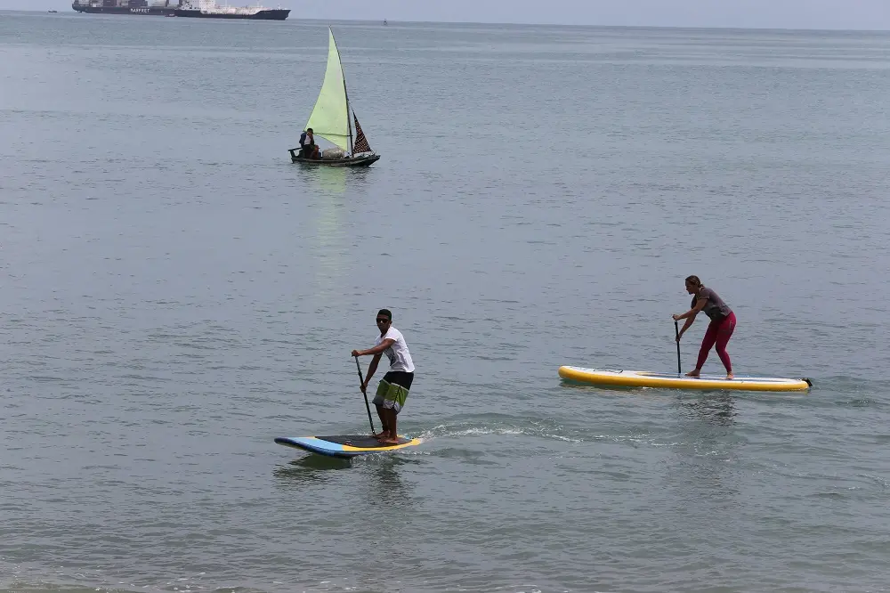 Conhecida como Sup, a prática tem inspiração em antigas pranchas de madeira havaianas, sendo uma modalidade diferente do surfe tradicional