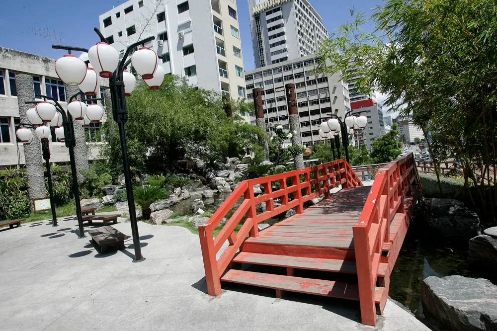 O Jardim Japonês é perfeito para passar o fim de tarde com amigos ou com a família, entre conversas.
