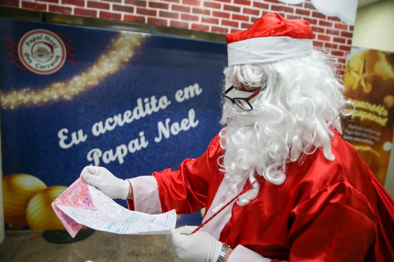 Cerca de 20 pessoas se dividem para a triagem