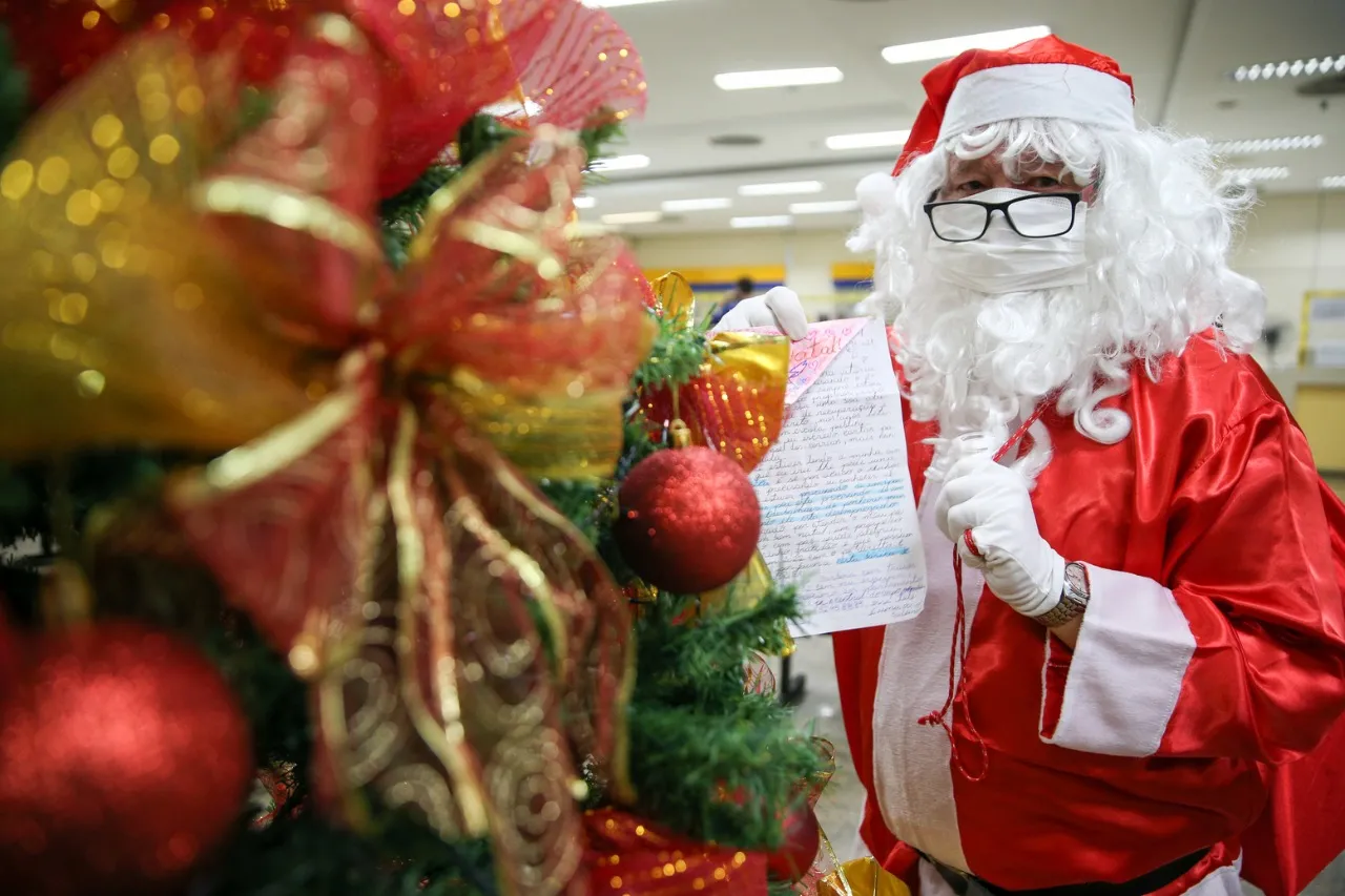 Papai Noel também trabalha na triagem de cartas e no recebimento de doações