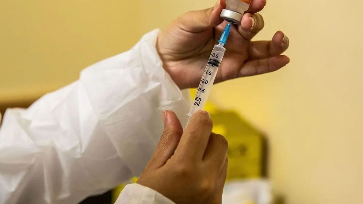 Profissional manuseia seringa