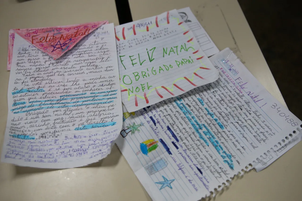 Cartinhas com pedidos fora da logística do programa são, por vezes, adotadas por funcionários e parceiros dos Correios