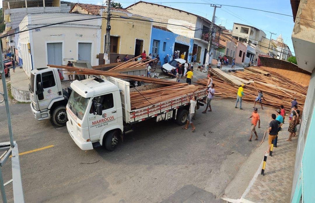 Foto do caminhão tombado